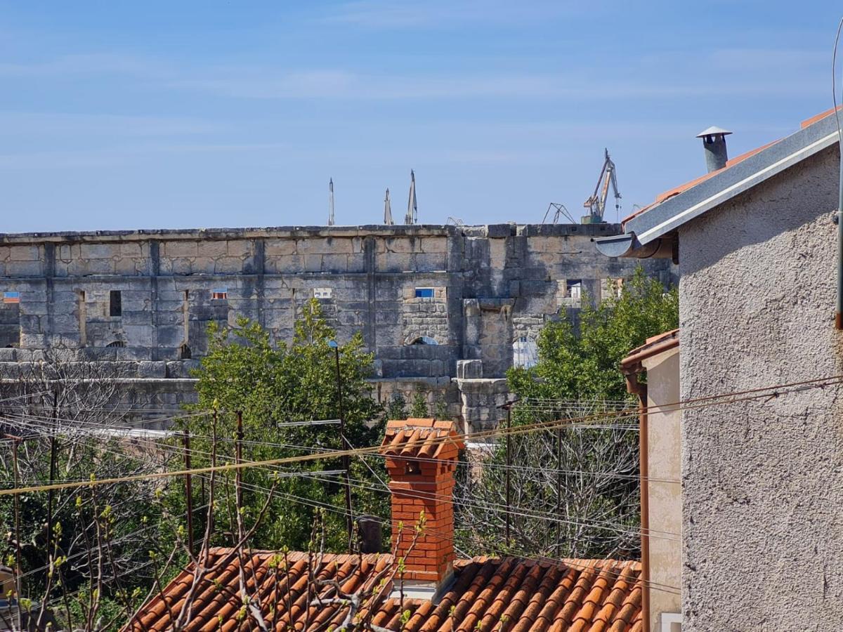 Atraktivan Stan U Blizini Pulske Arene !! Pula Exterior photo